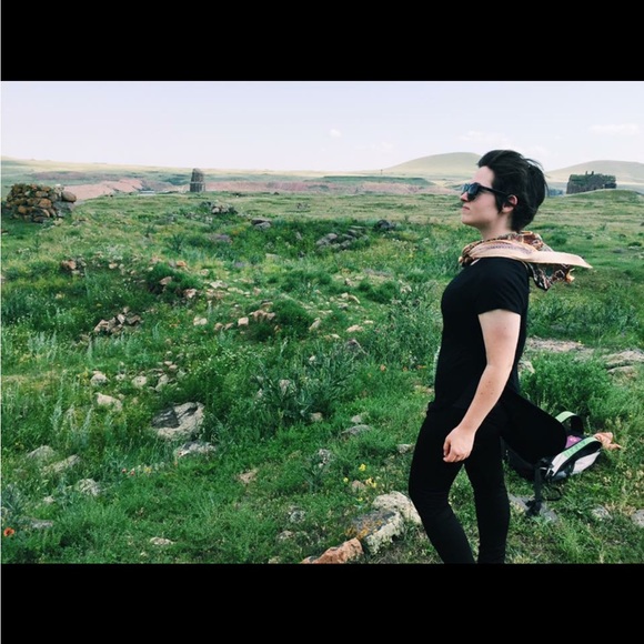 Meet your Posher, Amanda - Picture 2 of 14